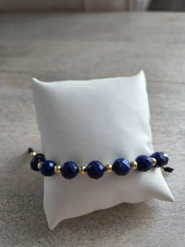 Bransoletka „Królewska Głębia” – Lapis Lazuli AAA Bransoletka „Królewska Głębia” – Lapis Lazuli AAA na dłoni