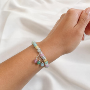 Bransoletka handmade z kolorowego selenitu na dłoni