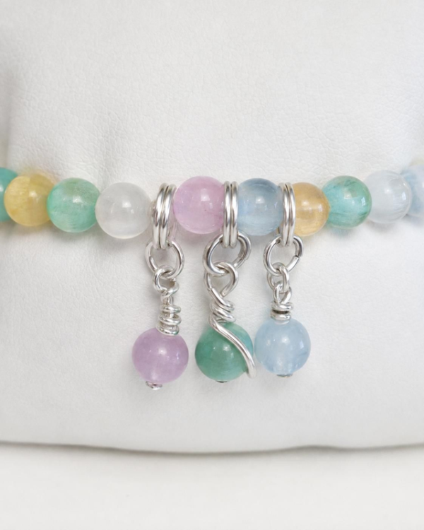 Bransoletka handmade z kolorowego selenitu Bransoletka handmade z kolorowego selenitu – zdjęcie 2