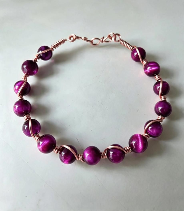 Bransoletka handmade z różowym tygrysim okiem – 19 cm Bransoletka handmade z różowym tygrysim okiem – 19 cm na dłoni