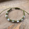 Ręcznie pleciona bransoletka z naturalnym chalcedonem – unisex na dłoni